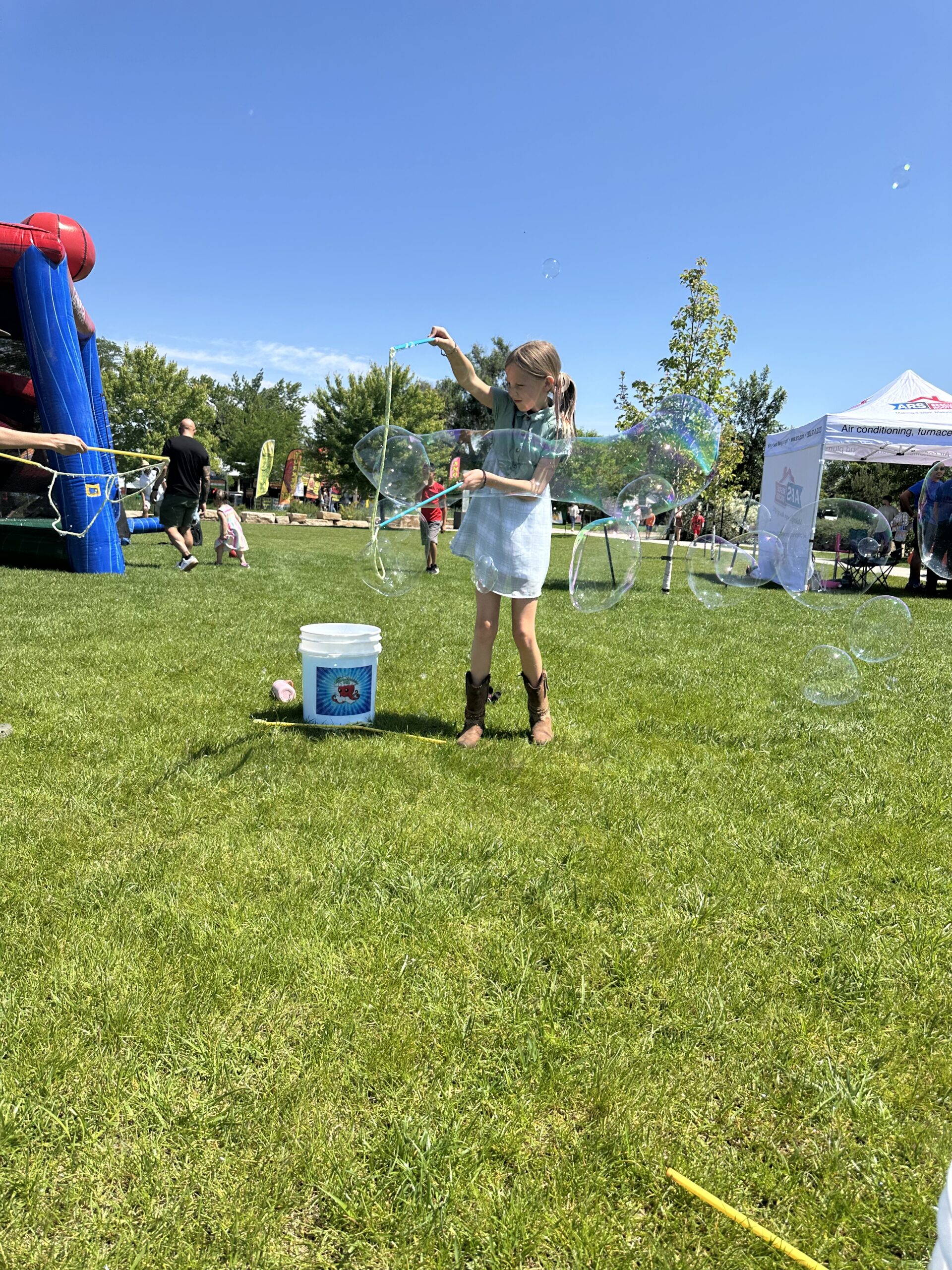 Colorado guests enjoying bubbles at a Foamsational Fun event